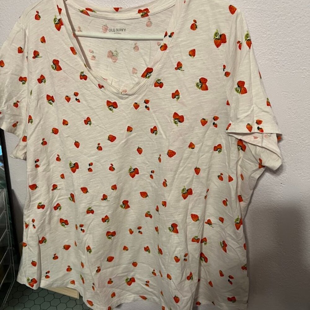 Old Navy strawberries V-neck graphic T size 2X